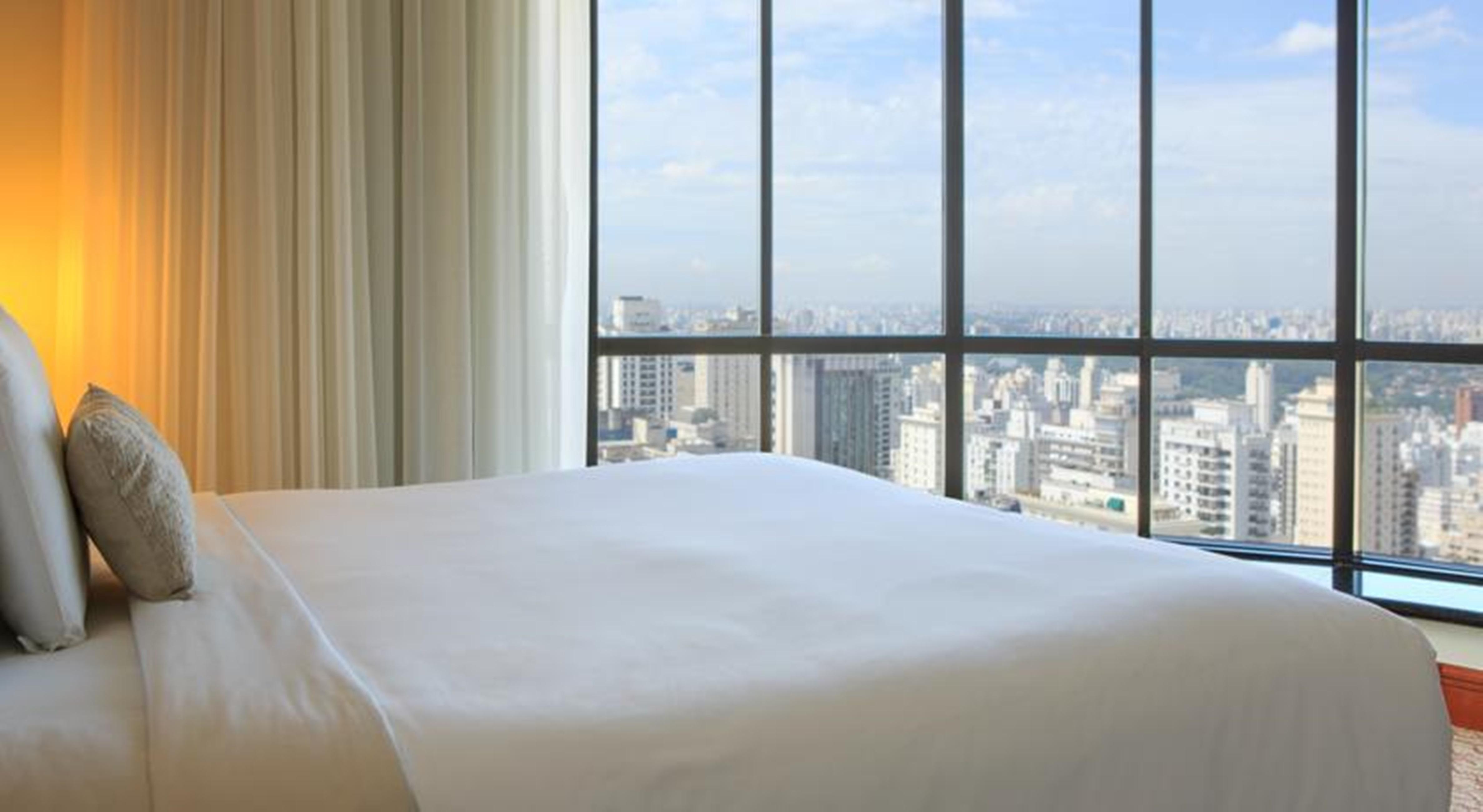 Renaissance Sao Paulo Hotel Bagian luar foto A bed