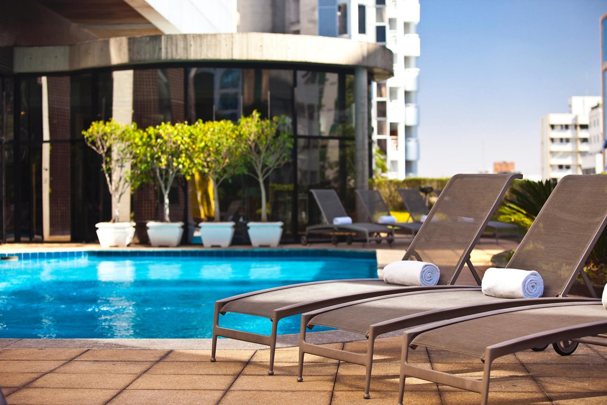 Renaissance Sao Paulo Hotel Bagian luar foto The pool at the hotel